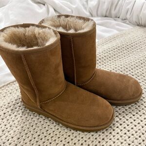 Ugg- Classic II